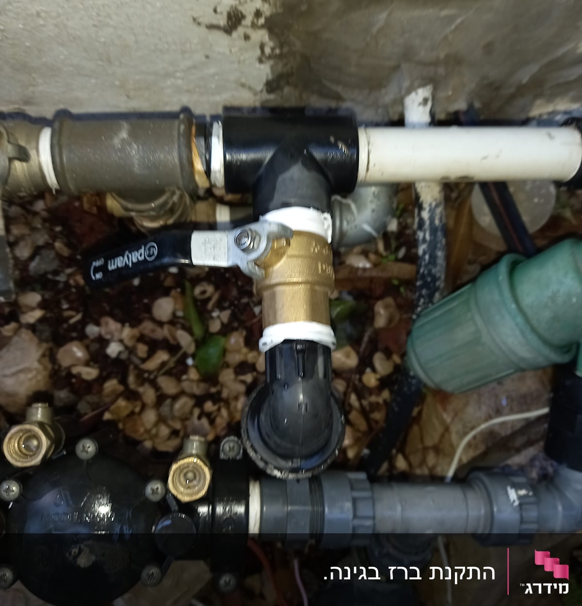 צנרת מים עם ברז פליז ושסתומים